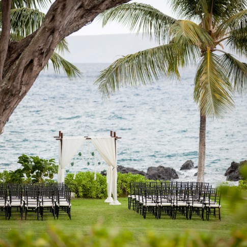 A picture of an elegant outdoor wedding ceremony site at Sugarman's estate in Makena, Maui.