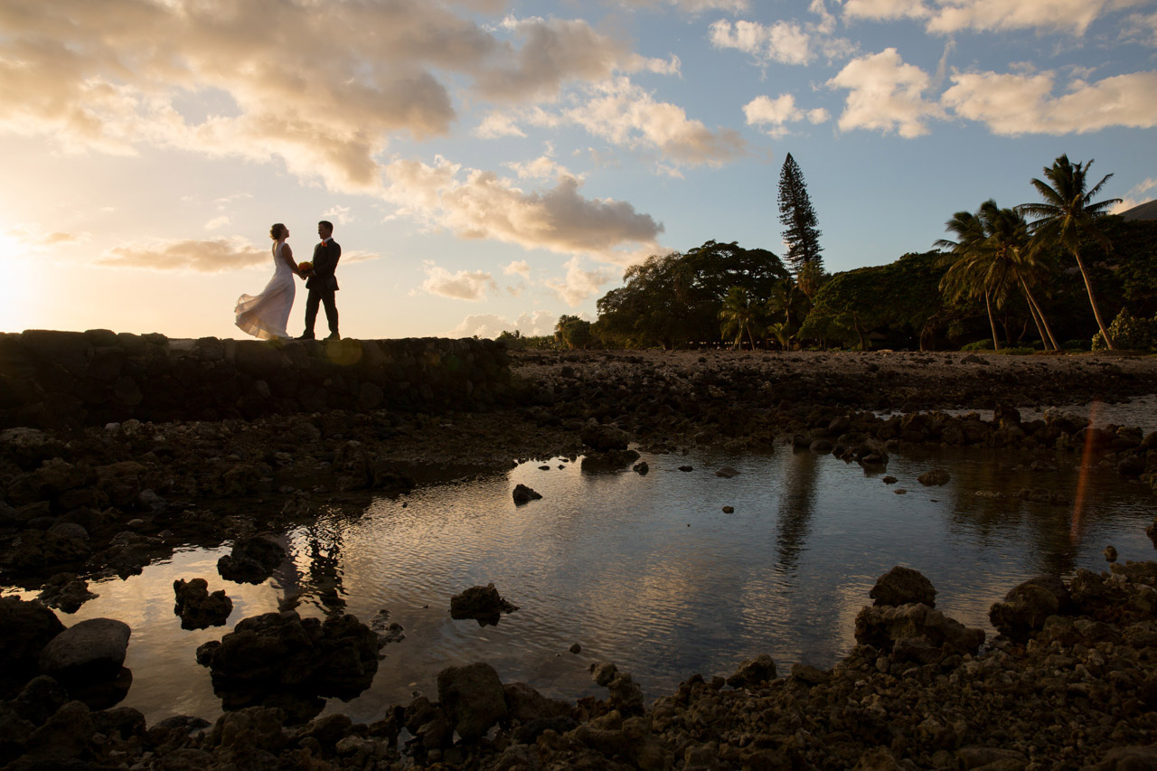 wedding couple sihouetted against the ocean at olowalu plantation house in maui hawaii